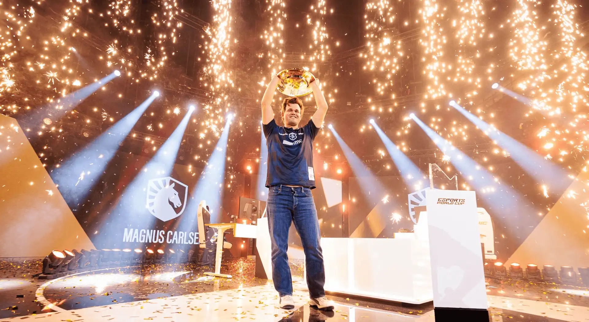 Magnus Carlsen lifts the championship trophy